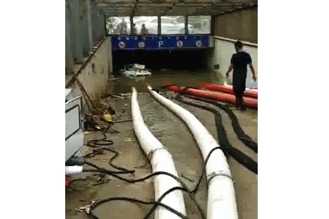 二環(huán)支路沙口路，山東消防兩臺，我們?nèi)_潛水泵同時運(yùn)行，一切正常了